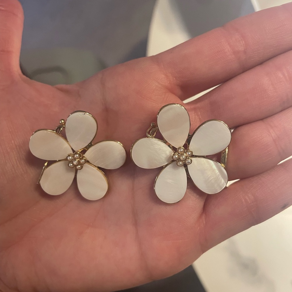 Elegant Floral White and Gold Pearl Earrings